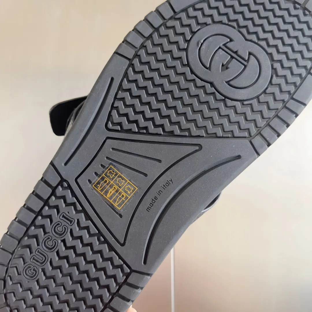 [G Home] Men's Men's Shoes💰: 300💰Size: 38-45 🆕2024Gucci Gucci Summer New Style Double G Presbyopia Flip-flops Cross Sandals Thick Sole Slippers Beach Shoes Original Purchase and Development Production G family's 2024 new summer dark horse items, fashion bloggers at home and abroad have put on the show, and it has become popular on social platforms at home and abroad. Fashionistas must pay for it, and they spend a lot of money to create ingenious craftsmanship and accurately restore every detail. Exquisite packaging at the delivery counter🛍📦 ▪️ Fabric: Original imported double G presbyopic leather ▪️ Lining: Original imported leather ▪️ Sole: Original open molded T men's shoes 💰U outsole ▪️ Bottom thickness: 3CM